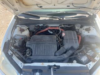 2004 Honda Civic Hybrid w/ULEV (M5) - Engine Compartment Image